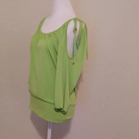 🌺Nice green color top with cold sholder sleeves - Picture 4 of 8